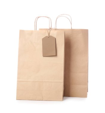 Beyaz arka planda kağıt alışveriş torbaları