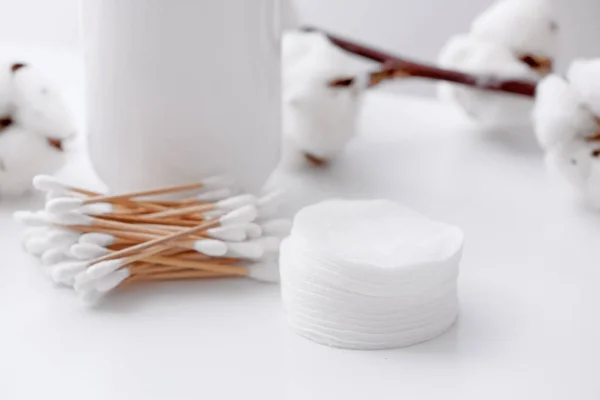 Cotton Cosmetic Pads Swabs Table — Stock Photo, Image