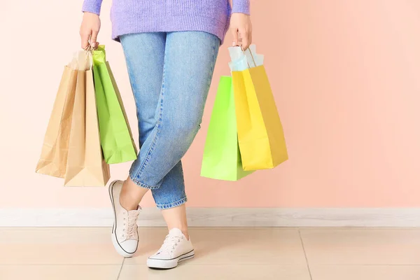 Mulher Com Sacos Compras Perto Parede Cor — Fotografia de Stock