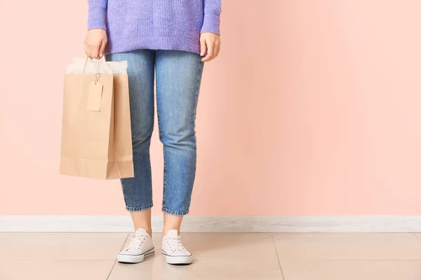 Mujer Con Bolsas Compras Cerca Pared Color — Foto de Stock