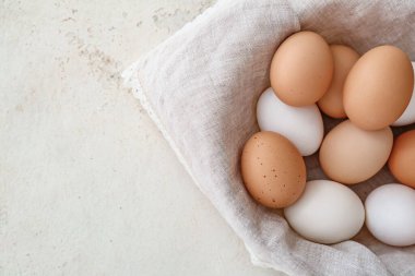 Masada tavuk yumurtası ile kase