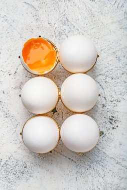 Masada taze tavuk yumurtası.