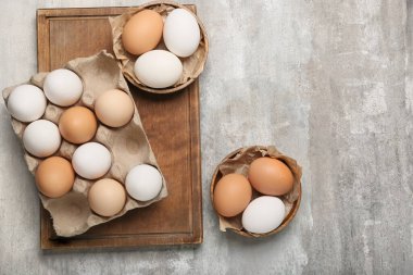 Masada taze tavuk yumurtası.