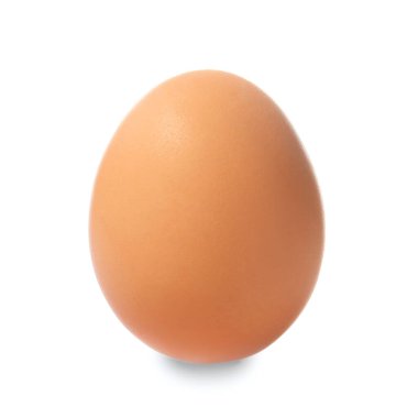 Beyaz arka planda taze tavuk yumurtası.
