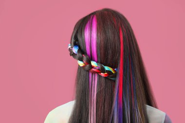 Renkli saçı olan güzel bir genç kadın.