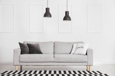 Oturma odasında şık bir kanepe.