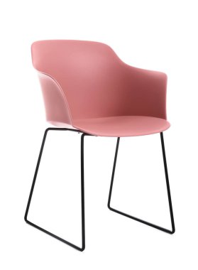 Beyaz arkaplanda şık bir sandalye