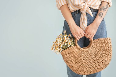 Gri arka planda güzel papatyaları olan bir kadın