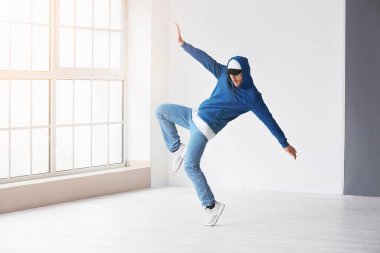 Stüdyoda erkek hip-hop dansçısı