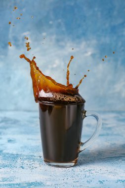 Masaya serpilmiş bir fincan sıcak kahve.