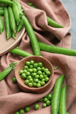 Lezzetli taze bezelyeler masada