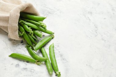 Hafif arka planda taze bezelyeli çanta.