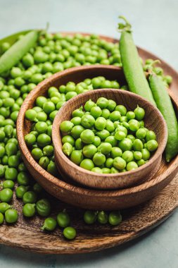 Lezzetli taze bezelye tabakları ve kaseler.