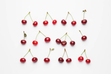 Beyaz arka planda olgun tatlı kiraz