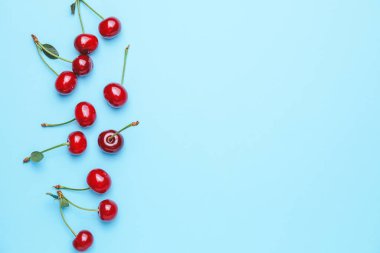 Renkli arkaplanda olgun tatlı kiraz