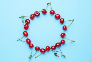 Renkli arkaplanda kirazdan yapılmış çerçeve