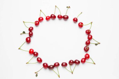 Beyaz arkaplanda tatlı kirazdan yapılmış çerçeve