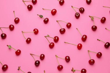 Renkli arkaplanda olgun tatlı kiraz