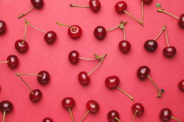 Renkli arkaplanda olgun tatlı kiraz