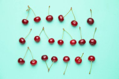 Renkli arkaplanda olgun tatlı kiraz