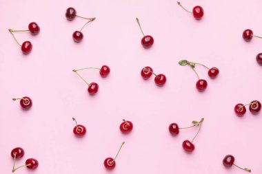 Renkli arkaplanda olgun tatlı kiraz