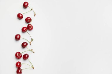 Hafif arka planda olgun tatlı kiraz