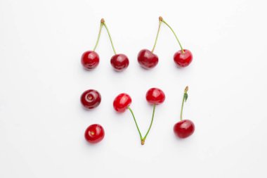 Beyaz arka planda olgun tatlı kiraz