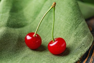 Masada olgun tatlı kiraz