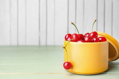 Masada kirazlı bir kutu