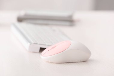Masadaki modern bilgisayar faresi ve klavyesi