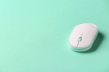 Renk arkaplanı üzerine modern bilgisayar faresi