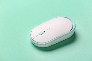 Renk arkaplanı üzerine modern bilgisayar faresi