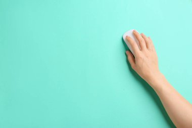 Renkli arka planda modern bilgisayar faresi olan kadın eli