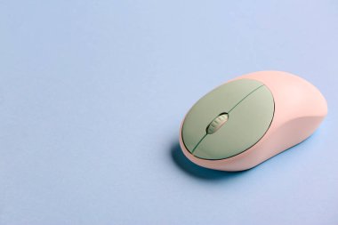 Renk arkaplanı üzerine modern bilgisayar faresi