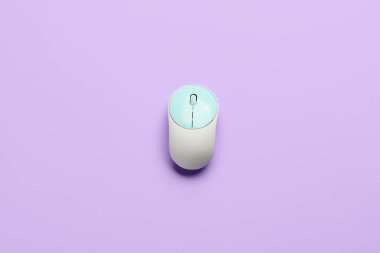 Renk arkaplanı üzerine modern bilgisayar faresi