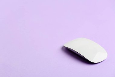 Renk arkaplanı üzerine modern bilgisayar faresi