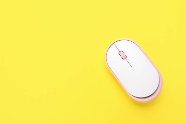 Renk arkaplanı üzerine modern bilgisayar faresi