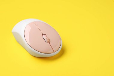 Renk arkaplanı üzerine modern bilgisayar faresi