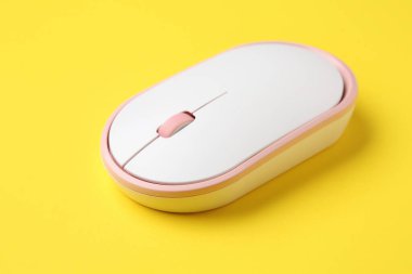 Renk arkaplanı üzerine modern bilgisayar faresi