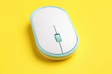 Renk arkaplanı üzerine modern bilgisayar faresi