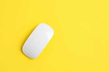 Renk arkaplanı üzerine modern bilgisayar faresi