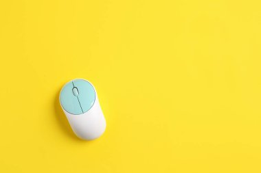 Renk arkaplanı üzerine modern bilgisayar faresi