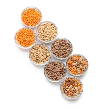 Beyaz arka planda mercimek kaseleri