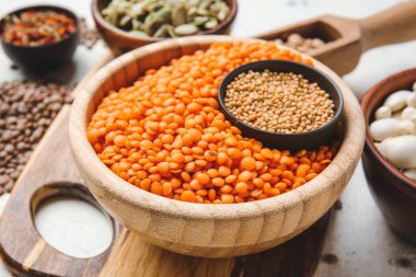 Masada mercimek ve baharat var.