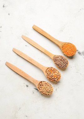 Beyaz arka planda mercimek kaşıkları