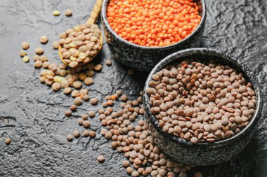 Koyu arka planda mercimek kaseleri