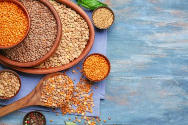 Masada baharatlı farklı çiğ mercimek.