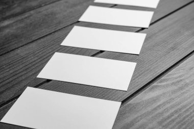 Ahşap arka planda boş kartvizitler