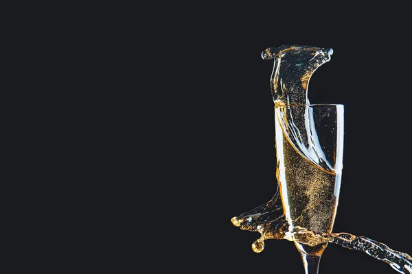 Verre Champagne Avec Éclaboussure Sur Fond Sombre — Photo