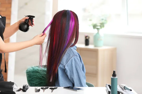 Peluquería Trabajando Con Una Mujer Joven Salón Belleza —  Fotos de Stock